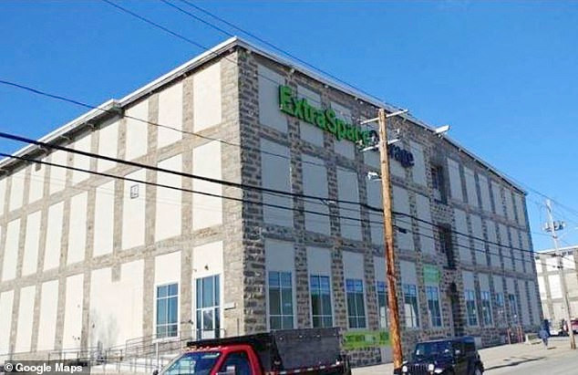 Người đàn ông ở bang Massachusetts, Mỹ, nhập viên sau khi mở chai rượu 60 năm tuổi.