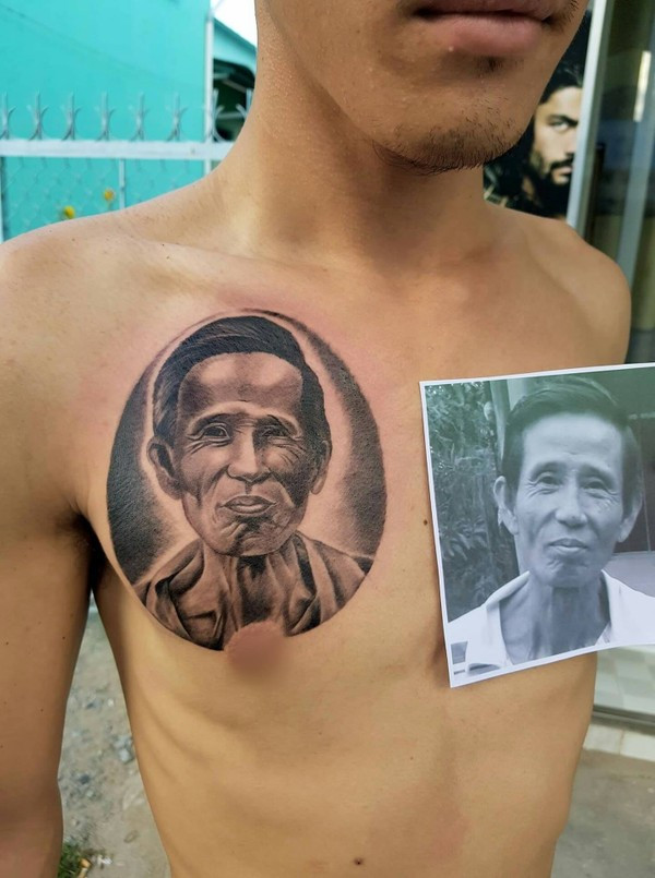 Chang trai xam hinh cha len nguc sau khi ong qua doi vi bao benh