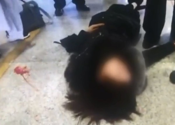 Cam mat vao dien thoai, co gai nga song soai tren dat