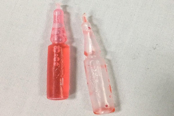 Tuong nham thuoc chuot la keo, 2 chi em ruot chia nhau uong