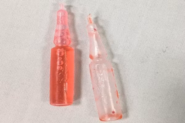 Tuong nham thuoc chuot la keo, 2 chi em ruot chia nhau uong