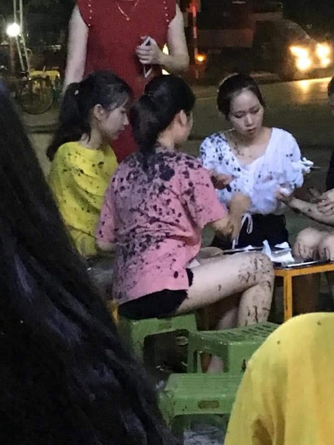 Khach hang ngoi uong tra chanh bi nem chat ban o Thai Nguyen