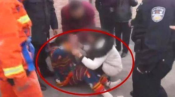 Phau thuat tham my that bai, co gai tre bat ngo nhay lau tu tu