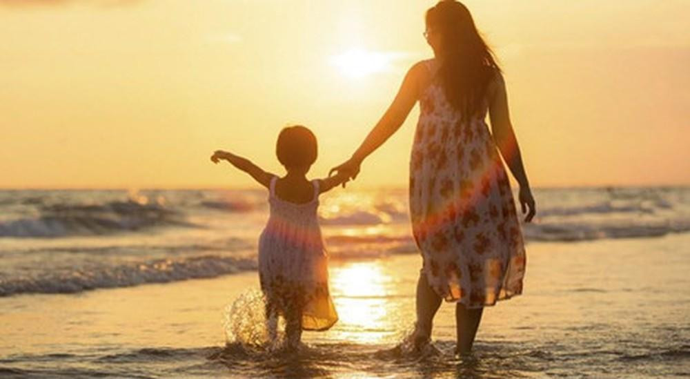 Tết đến, hãy mạnh mẽ để đối mặt với miệng lưỡi của thiên hạ, mẹ đơn thân ơi! - Ảnh minh họa: Internet