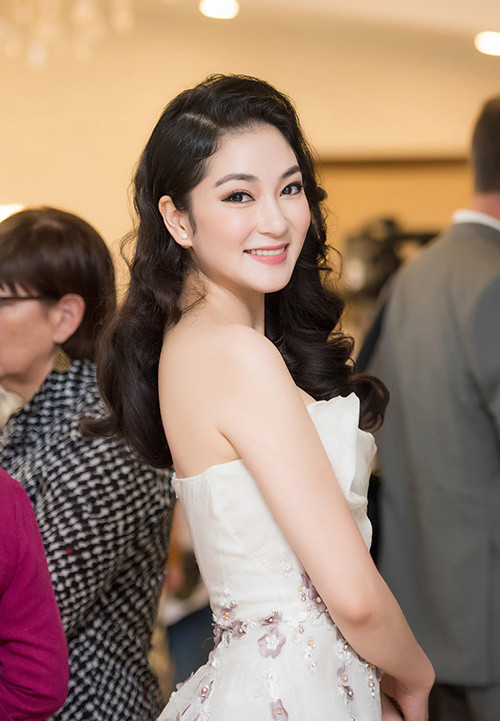 Ở tuổi 33, nhan sắc của Hoa hậu Việt Nam 2004 gần như chẳng vương nét thời gian, trái lại còn mặn mà, đằm thắm, quyến rũ hơn. Cô vẫn giữ trọn vẹn nét đẹp Á Đông với khuôn mặt đầy đặn và không chạy theo bất kỳ xu hướng phẫu thuật thẩm mỹ nào. Làn da mịn màng, căng bóng, không chút khuyết điểm cũng là yếu tố giúp mỹ nhân sinh năm 1985 trông trẻ trung, tràn đầy sức sống. Phần lớn những lần xuất hiện trước công chúng, Nguyễn Thị Huyền đều chọn kiểu trang điểm nhẹ nhàng, thanh lịch.