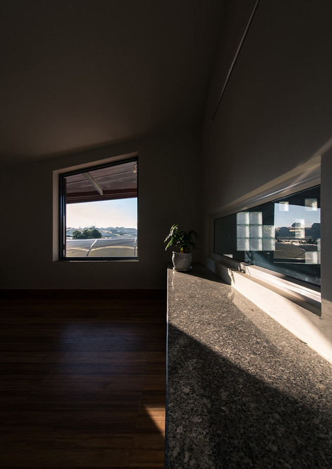 Mới đây, tạp chí kiến trúc hàng đầu thế giới ArchDaily đã đăng tải và dành nhiều lời khen ngợi cho thiết kế của căn nhà này.