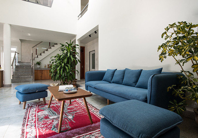 Mặc dù xung quanh chưa bị bao phủ bởi những ngôi nhà khác, tuy nhiên kiến trúc sư vẫn thiết kế giếng trời lớn và hệ cửa kính để đảm bảo ánh sáng, thông gió cho căn nhà về lâu về dài.