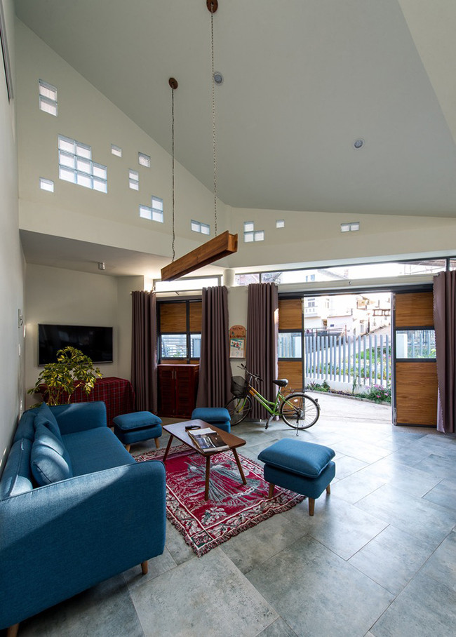 Tầng một được dành trọn vẹn cho các phòng sinh hoạt chung như phòng bếp, phòng khách, phòng giặt, nhà vệ sinh, nhà kho. Thiết kế mở không vách ngăn giúp các khu vực liên kết với nhau và đều có thể tiếp cận từ 2 chiều.