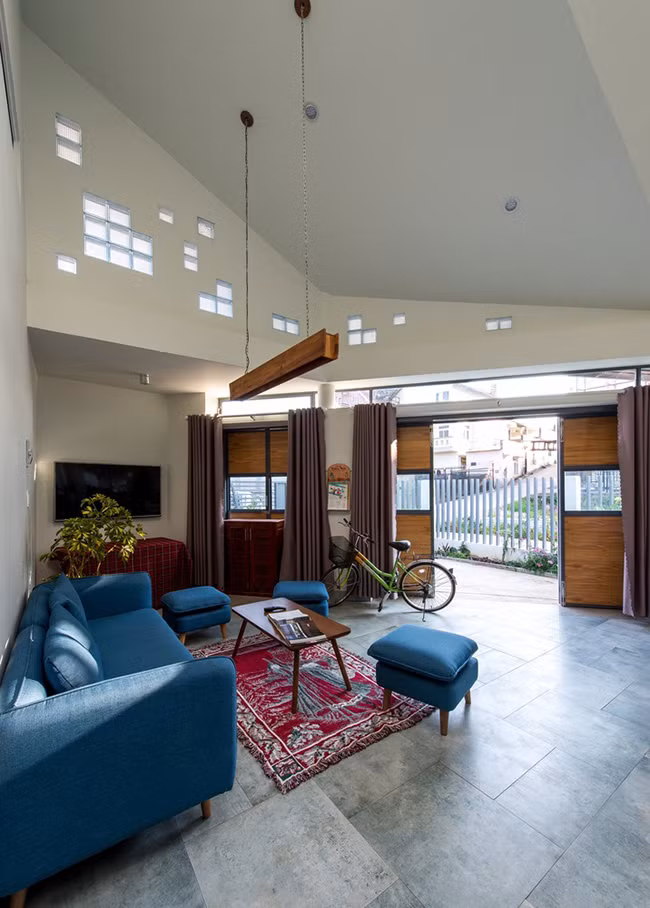 Tầng một được dành trọn vẹn cho các phòng sinh hoạt chung như phòng bếp, phòng khách, phòng giặt, nhà vệ sinh, nhà kho. Thiết kế mở không vách ngăn giúp các khu vực liên kết với nhau và đều có thể tiếp cận từ 2 chiều.