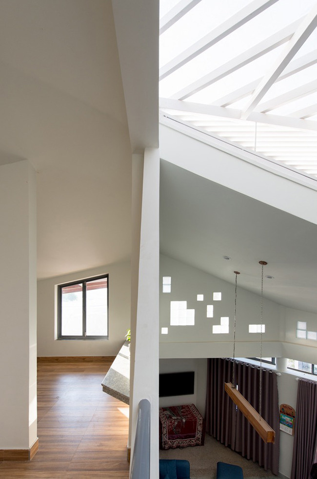 Tầng 2 là không gian riêng tư của các thành viên trong gia đình. Nhìn từ bên ngoài, căn nhà gây ấn tượng cho bất cứ ai từ cái nhìn đầu tiên với căn phòng gác mái ở tầng 2. Khu vực phòng ngủ dùng khá nhiều cửa kính tạo sự thông thoáng và lấy sáng tự nhiên nhưng nhờ thiết kế mái dốc độc đáo nên vẫn đảm bảo được sự riêng tư cần thiết.