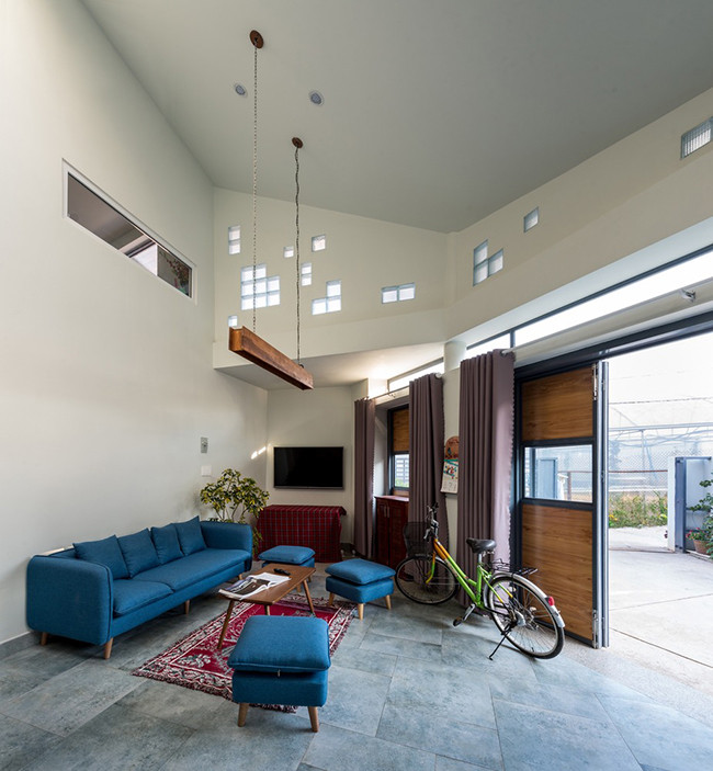 Diện tích mảnh đất để xây dựng rộng 200m2 nhưng mặt bằng bị giới hạn bởi nhiều góc nhọn không vuông vức. Các không gian được xử lý vô cùng tinh tế và linh hoạt vì thế nhược điểm của mảnh đất đã được khắc phục hoàn toàn.