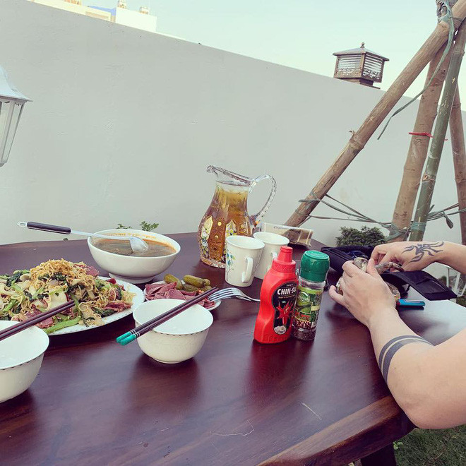 Bữa tiệc ngoài trời được tổ chức trong khuôn viên căn biệt thự.