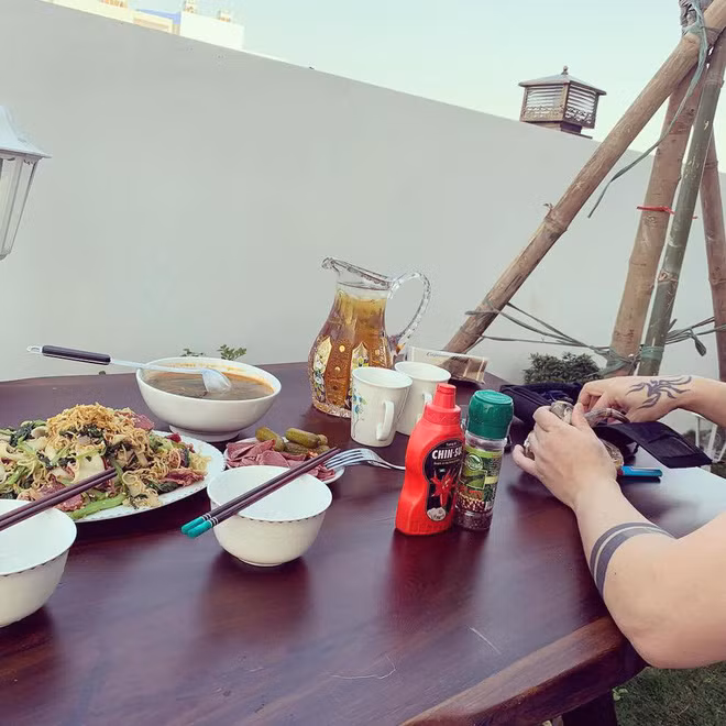 Bữa tiệc ngoài trời được tổ chức trong khuôn viên căn biệt thự.