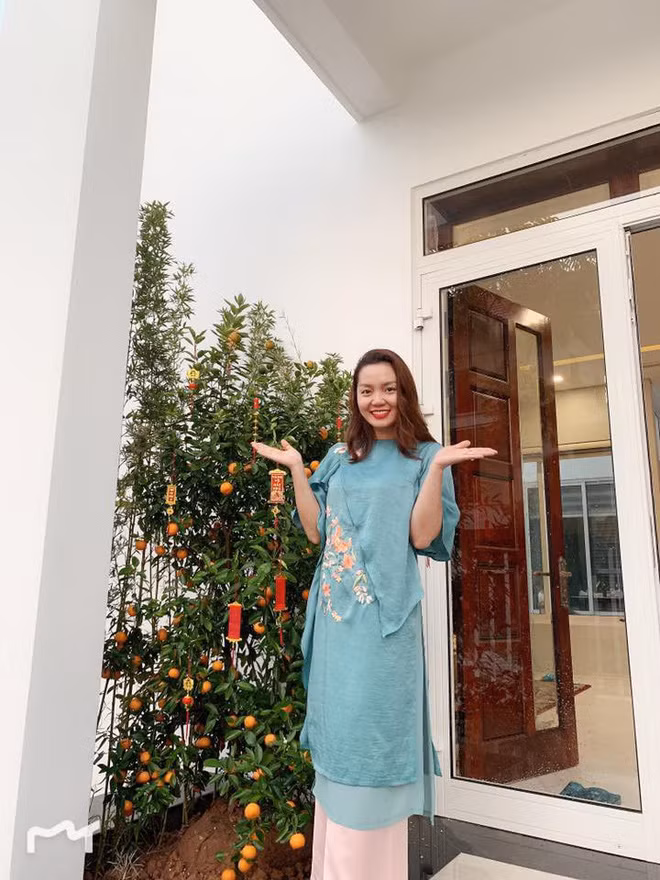 Cả căn nhà được phủ màu trắng nhã nhặn, sang trọng, lịch lãm.