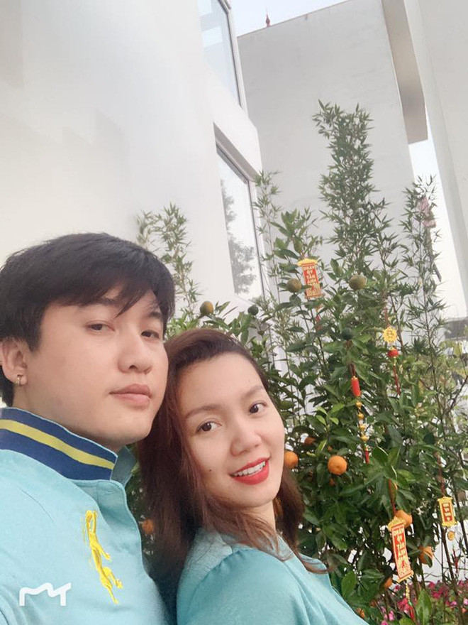Ngọc Anh và bạn trai chụp ảnh trước căn biệt thự trong dịp Tết nguyên đán vừa qua.