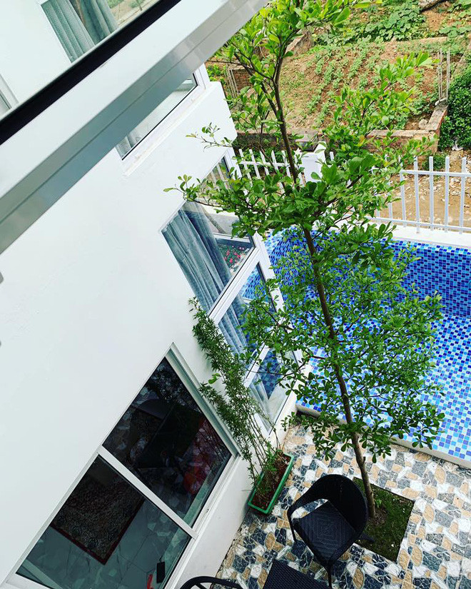 Can canh can biet thu sang trong cua Ngoc Anh va ban trai