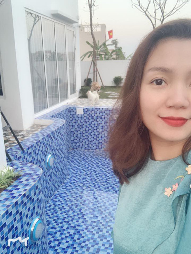 Căn biệt thự của Ngọc Anh có hồ bơi ngoài trời khá lớn.