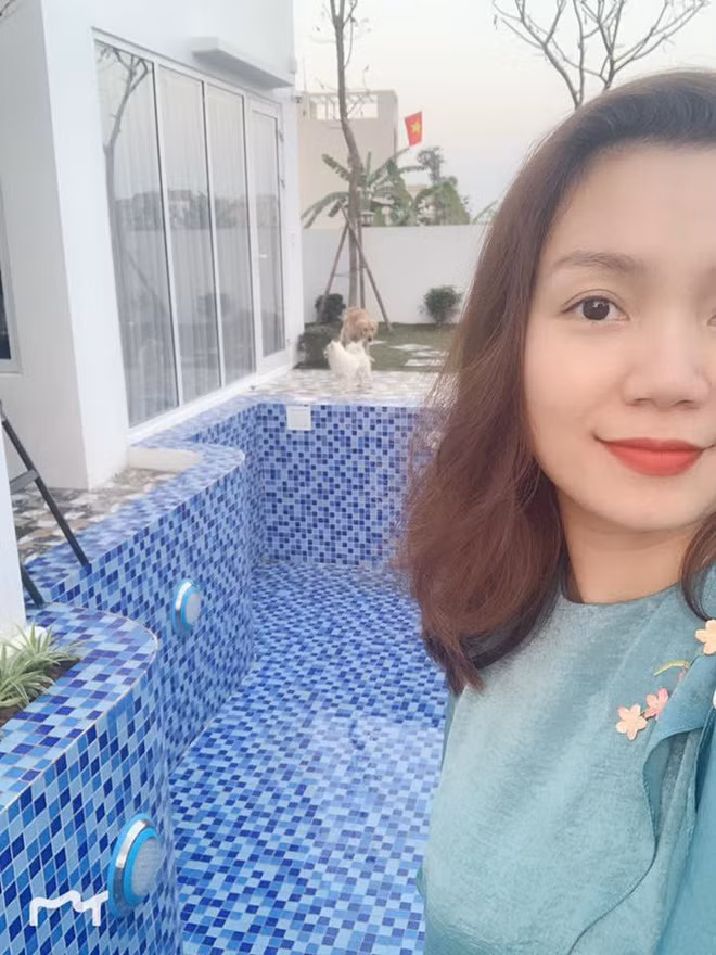 Căn biệt thự của Ngọc Anh có hồ bơi ngoài trời khá lớn.
