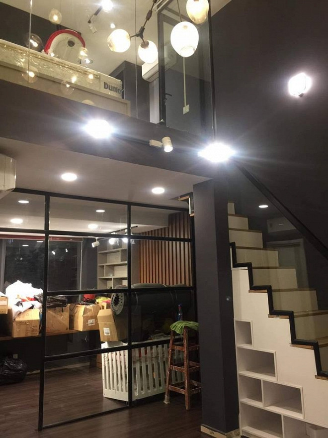 Cô chia sẻ, tổ ấm này có diện tích 42,2 m2, bên trên 18m2 - là phòng ngủ, tủ đồ, bàn make up, bên dưới là phòng khách, bếp, phòng làm việc.