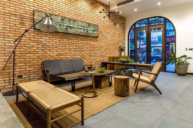 Bắt tay vào thiết kế, KTS đã lựa chọn phong cách hoài cổ cho ngôi nhà, vì thể bạn có thể dễ dàng thấy những chi tiết quen thuộc của ngày xưa ơi như mái ngói nâu trầm, lớp tường gạch mộc. Cho đến các món nội thất cũng được lựa chọn rất kĩ để đảm bảo sự liền mạch phong cách của chủ nhân mong muốn.