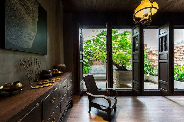 Để tạo cảm giác rộng rãi hơn cho ngôi nhà ống, các KTS đã sử dụng thiết kế lệch tầng cho ngôi nhà. Với thiết kế này, chẳng những nhà có cảm giác rộng hơn mà còn tạo cho các phòng cảm giác riêng tư hơn, dù sử dụng chất liệu kính cho mặt tiền. Ở một số phòng ngủ, KTS đã khéo léo sử dụng lam gỗ để tạo sự riêng tư cần thiết cho các thành viên trong gia đình.