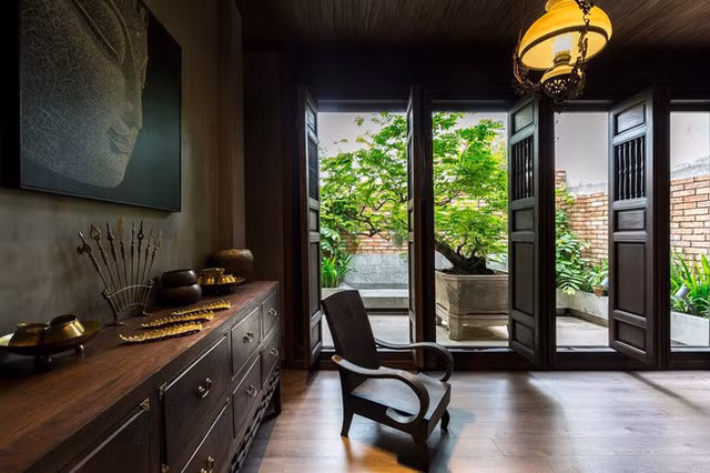 Để tạo cảm giác rộng rãi hơn cho ngôi nhà ống, các KTS đã sử dụng thiết kế lệch tầng cho ngôi nhà. Với thiết kế này, chẳng những nhà có cảm giác rộng hơn mà còn tạo cho các phòng cảm giác riêng tư hơn, dù sử dụng chất liệu kính cho mặt tiền. Ở một số phòng ngủ, KTS đã khéo léo sử dụng lam gỗ để tạo sự riêng tư cần thiết cho các thành viên trong gia đình.