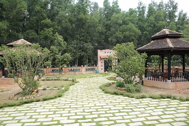 Hoàng Mập tiết lộ anh xây nhà lớn để nghỉ dưỡng, cuối tuần anh lại lái xe đưa cả nhà về Đông Nai để vui thú điền viên. Hiện tại, bố mẹ vợ anh trông nom nhà cửa. Vì yêu thích khung cảnh yên bình, Hoàng Mập trồng nhiều cây xanh bao phủ khắp khuôn viên ngôi nhà.