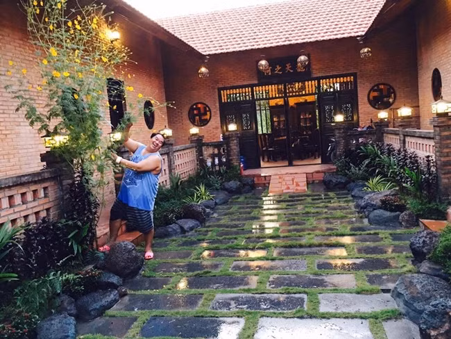 Nam diễn viên hài cho biết anh đã mua ngôi nhà cổ ở Nam Định có tuổi đời 100 năm vì yêu thích phong cách cổ xưa. Vì thế, anh đã thuê những người thợ ở miền Bắc vào gia công, lắp đặt và trang trí cho giống. Quá trình xây dựng và mua sắm đồ đạc cho khu nhà mất 5 năm.