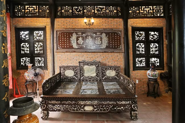 Nội thất trong căn nhà cũng là đồ cổ xưa, do Hoàng Mập tự mua hoặc bạn bè thân thiết tặng.