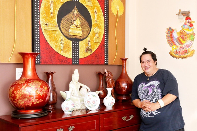 Ông bố hai con có sở thích sưu tập đồ gỗ, đá và gốm sứ. Mỗi lần đi diễn, thấy các vật dụng đẹp mắt anh đều mua về để trưng bày trong nhà. Căn nhà gồm 3 tầng với tổng diện tích là hơn 200m2. Tầng dưới được nam nghệ sĩ dành làm gara để ôtô.