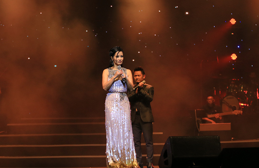 Ca sĩ Hồng Nhung bảo bố 83 tuổi bị tim nên nhà xung quanh chỗ nào cũng có bình ô xy để khi cần ông có thể dùng để thở nhưng đến giờ ngày nào ông cũng đi bộ sang nhà Nhung trôn và quát tháo Tôm tép ầm ầm. “Tôi thi thoảng bảo bố quát bọn trẻ ít thôi không nhà con không có bình ô xy như nhà bố đâu. Ngày xưa tôi thấy bố mình cao giờ theo năm tháng lại thấp đi, dáng đi còng và tóc bạc. Và tôi đã từng viết bài Papa với Dương Khắc Linh tặng ông với tất cả tình cảm được chất chứa trong đó”.