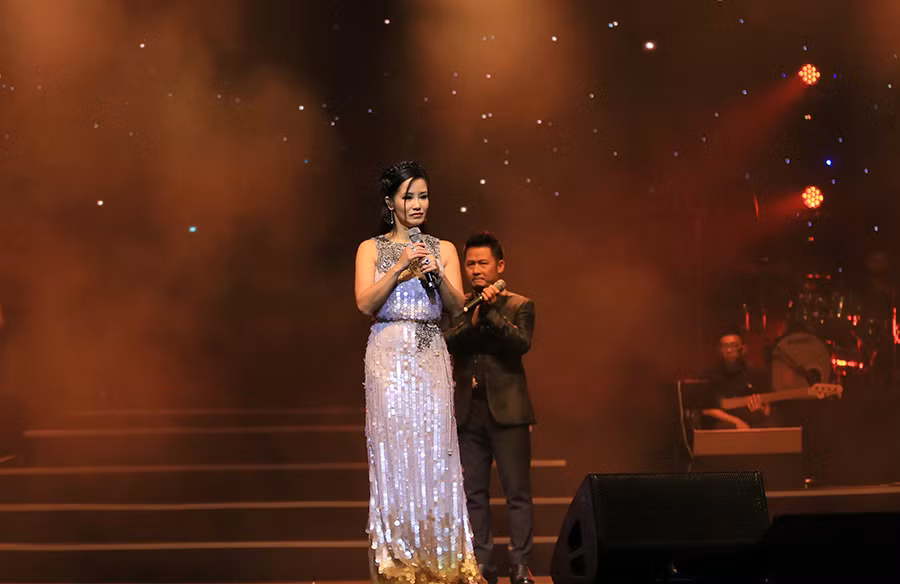 Ca sĩ Hồng Nhung bảo bố 83 tuổi bị tim nên nhà xung quanh chỗ nào cũng có bình ô xy để khi cần ông có thể dùng để thở nhưng đến giờ ngày nào ông cũng đi bộ sang nhà Nhung trôn và quát tháo Tôm tép ầm ầm. “Tôi thi thoảng bảo bố quát bọn trẻ ít thôi không nhà con không có bình ô xy như nhà bố đâu. Ngày xưa tôi thấy bố mình cao giờ theo năm tháng lại thấp đi, dáng đi còng và tóc bạc. Và tôi đã từng viết bài Papa với Dương Khắc Linh tặng ông với tất cả tình cảm được chất chứa trong đó”.