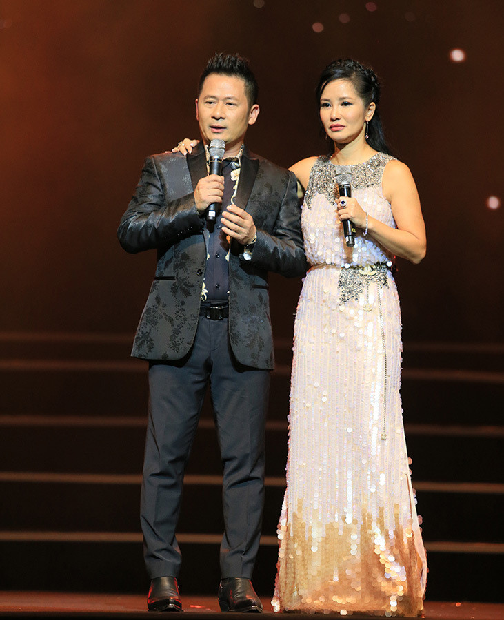 Xúc động trước câu chuyện của Hồng Nhung, ca sĩ Bằng Kiều cũng tếu táo nói rằng lâu nay mọi người hay nhắc đến các bà mẹ đơn thân nhưng bản thân anh cũng đang làm ông bố đơn thân với ba cậu con trai và may mắn là cả ba đều ngoan ngoãn.