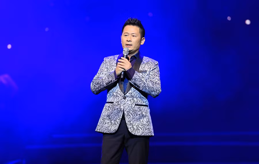 Bằng Kiều cũng tự nhận mình ca sĩ khôn khi biết chọn bài cho mỗi liveshow ca nhạc vì anh hiểu khán giả hay thích nghe bài cũ đôi khi họ bỏ tiền ra mua chỉ vì muốn nghe một ca khúc quen mà ca sĩ hát bài mới tinh không liên quan dễ khiến họ suy sụp, sụp đổ. Có lẽ vì vậy mà trong liveshow "Nơi mùa thu bắt đầu", nam ca sĩ đã hát chủ yếu các bài đã gắn với tên tuổi của mình như: Trái tim bên lề, Thu hát cho người.... Duy nhất có một ca khúc mới tinh anh chọn cover lại đó là "Cảm ơn con nhé" - ca khúc đang gây hot trong bộ phim "Về nhà đi con".