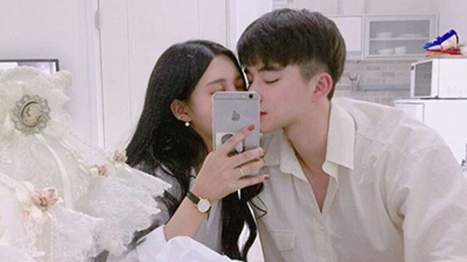 Chay xe 100km tang qua ban gai, chang trai “chet dung” voi canh tuong truoc nha