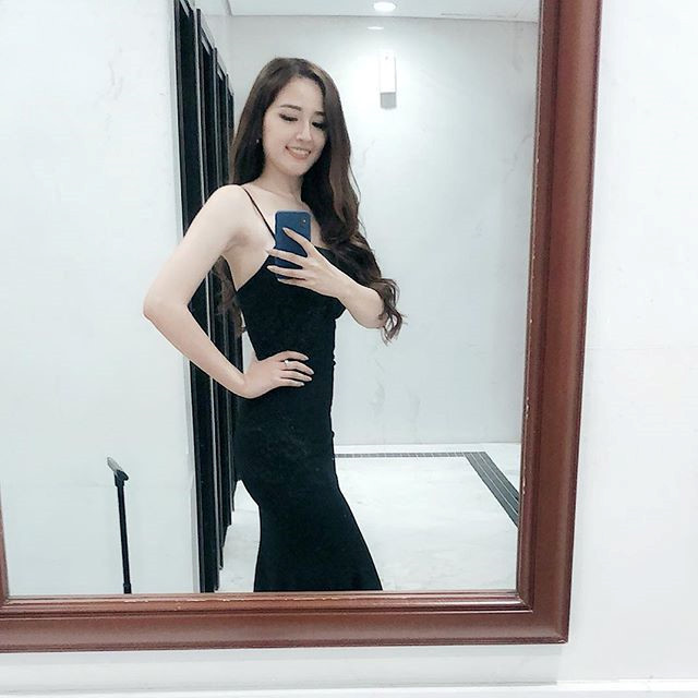 Ngoài đời thường, Hoa hậu Việt Nam 2006 ăn vận khá đơn giản, không chạy theo mốt. Cô từng gây chú ý khi chi 300 triệu đồng để sắm mẫu túi Chanel với kích thước chỉ để vừa thỏi son. Mai Phương Thúy từng tâm sự cô khao khát được sống như người bình thường, nên những lúc có thể, cô luôn sống thoải mái nhất. "Tôi không muốn là một hoa hậu hoàn hảo, không tì vết. Con người tôi đầy tì vết mà" - người đẹp bộc bạch.