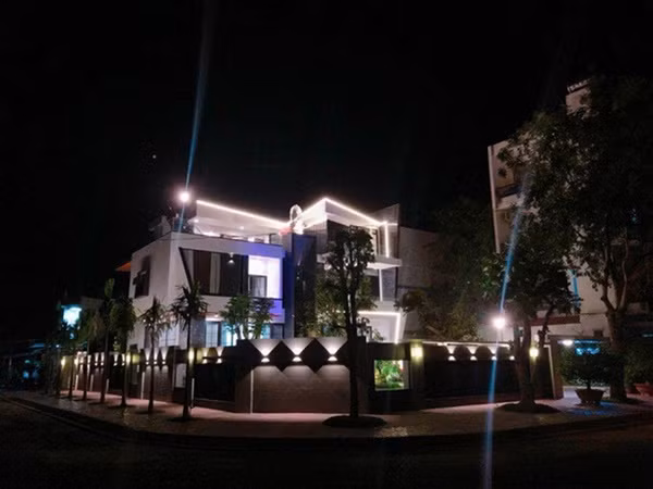 Nam diễn viên hào hứng chia sẻ về nơi đi về vừa mới hoàn thiện: "Đó là ước mơ của tôi. Và đó không phải là giấc mơ các bạn à. Cảm ơn cuộc đời, cảm ơn điện ảnh... và cảm ơn tất cả".