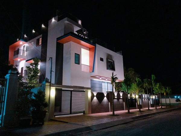 Căn biệt thư lung linh khi đêm về.