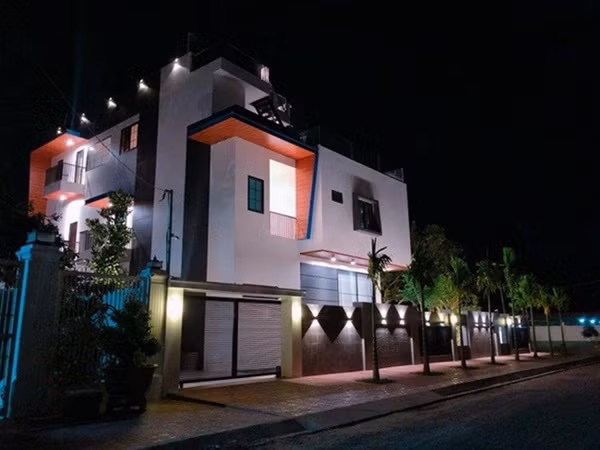 Căn biệt thư lung linh khi đêm về.