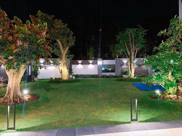 Quốc Trường khá yêu thiên nhiên nên đã thiết kế khéo léo để có thể tạo bãi cỏ xanh mượt cho những giây phút thư giãn của mình và ba mẹ.