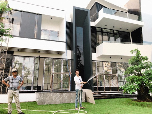 Căn biệt thự của diễn viên Quốc Trường rất hiện đại. Trước nhà, anh còn đặt một hòn đá phong thủy lớn.