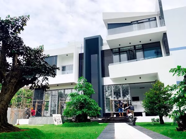 Ngoài đóng phim, Quốc Trường còn kiếm được "bộn tiền" từ việc kinh doanh nhà hàng. Vì thế, không khó để Quốc Trường mua cho mình một căn biệt thự khang trang rộng rãi.