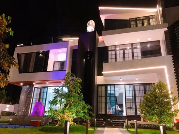 Dù không nói số tiền đầu tư cho căn biệt thư này nhưng nhiều người ước tính, nó có giá trị trên chục tỷ đồng.