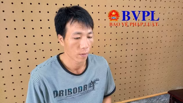 Đối tượng Lường Văn Hùng cũng mặc một áo phông khá sạch sẽ. Hùng khá bình tĩnh và tỏ ra bình thản khi khai báo về tội ác.