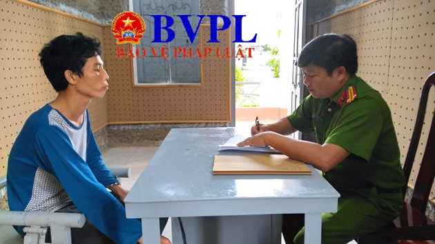 Điều tra viên lấy lời khai đối tượng Lường Văn Lả.