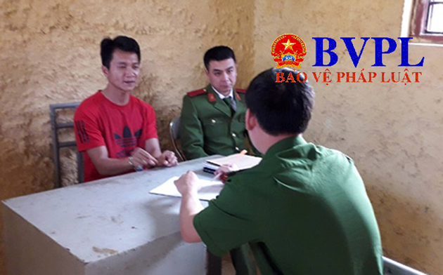 Nụ cười bí hiểm của Vương Văn Hùng.