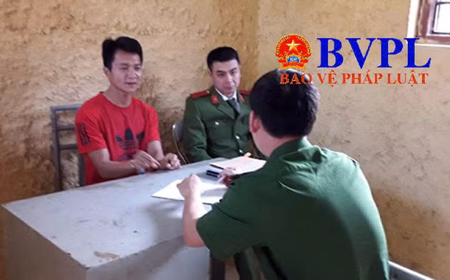 Nụ cười bí hiểm của Vương Văn Hùng.