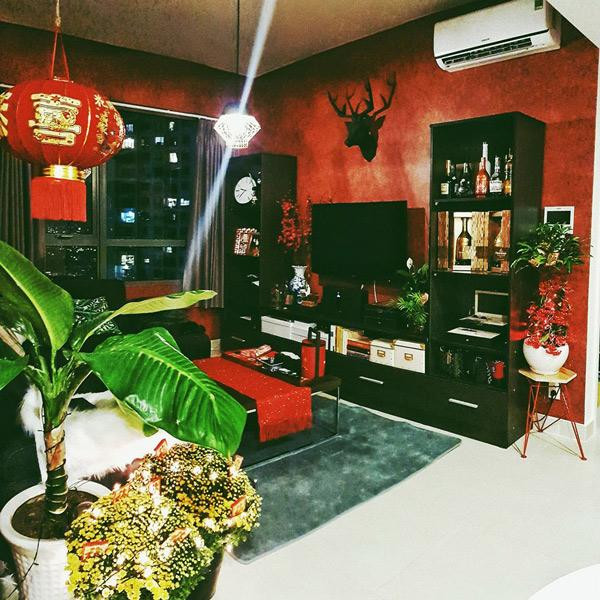 Phòng khách rất tiện nghi, có đầy đủ vận dụng cần thiết và được sắp xếp gọn gàng. Qua hình ảnh có thể thấy, phòng khách của Băng Di được chọn hai màu đỏ vàng làm chủ đạo vô cùng khác biệt. Cô chia sẻ, sở dĩ mình chọn tông màu này vì nó đem lại cảm giác ấm cúng, nổi bật và hợp với bản mệnh Thổ của cô.