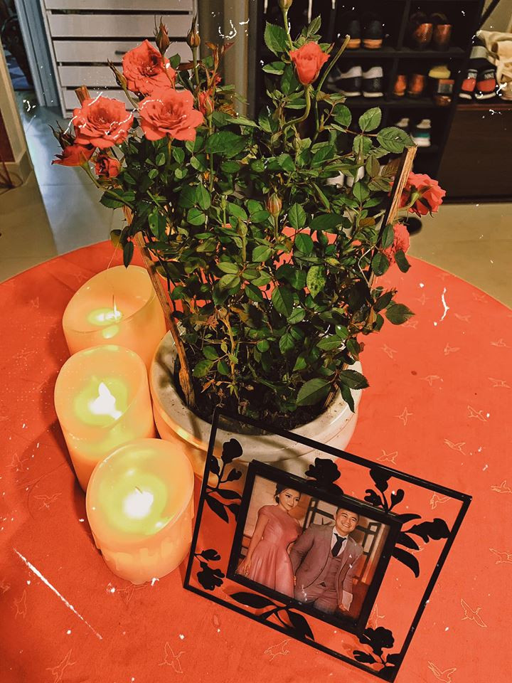 Nội thất phòng bếp khá đơn giản, có màu trắng tinh gần cửa ra vào. Chiếc bàn ăn cũng vô cùng nhỏ gọn, phù hợp với không gian. Đây là nơi cô thường xuyên nấu bữa ăn ngon cho bạn trai Việt Kiều của mình.