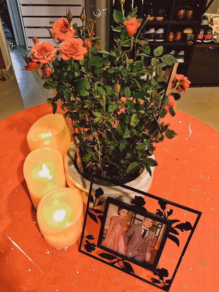 Nội thất phòng bếp khá đơn giản, có màu trắng tinh gần cửa ra vào. Chiếc bàn ăn cũng vô cùng nhỏ gọn, phù hợp với không gian. Đây là nơi cô thường xuyên nấu bữa ăn ngon cho bạn trai Việt Kiều của mình.